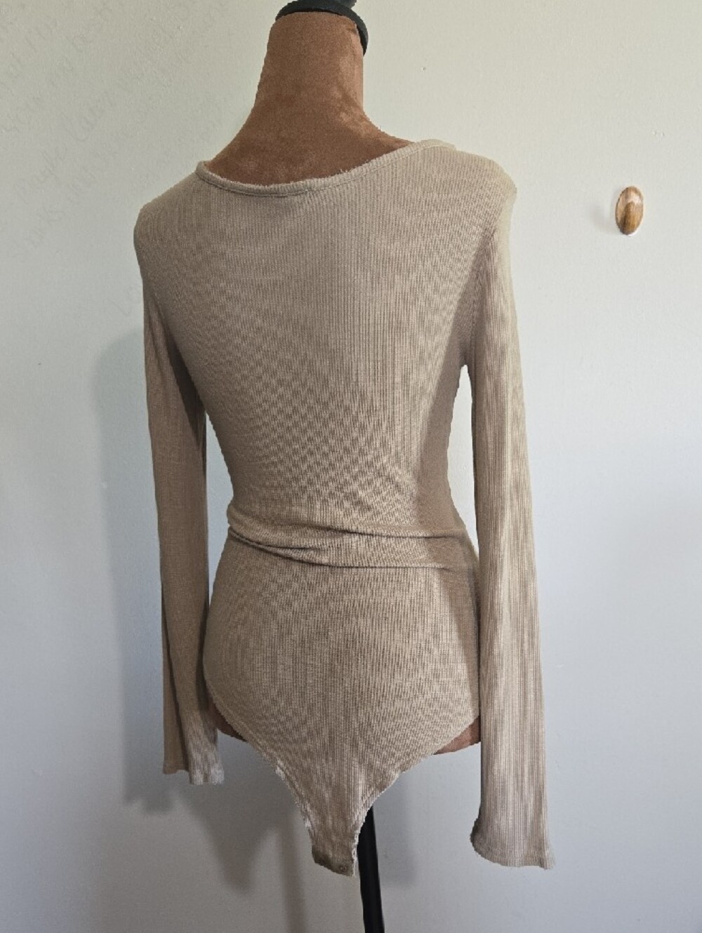 T41 POL Ribbed Bodysuit Tan Sz Md Snap Closure Stretch Full Booty Round Neck - Picture 6 of 11